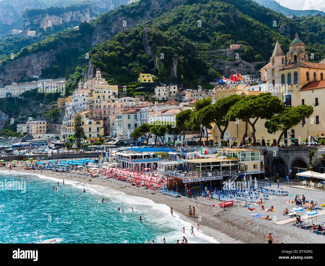 Italien, Amalfi, Blick auf die historische Altstadt mit Strand im Vordergrund. Stockfoto