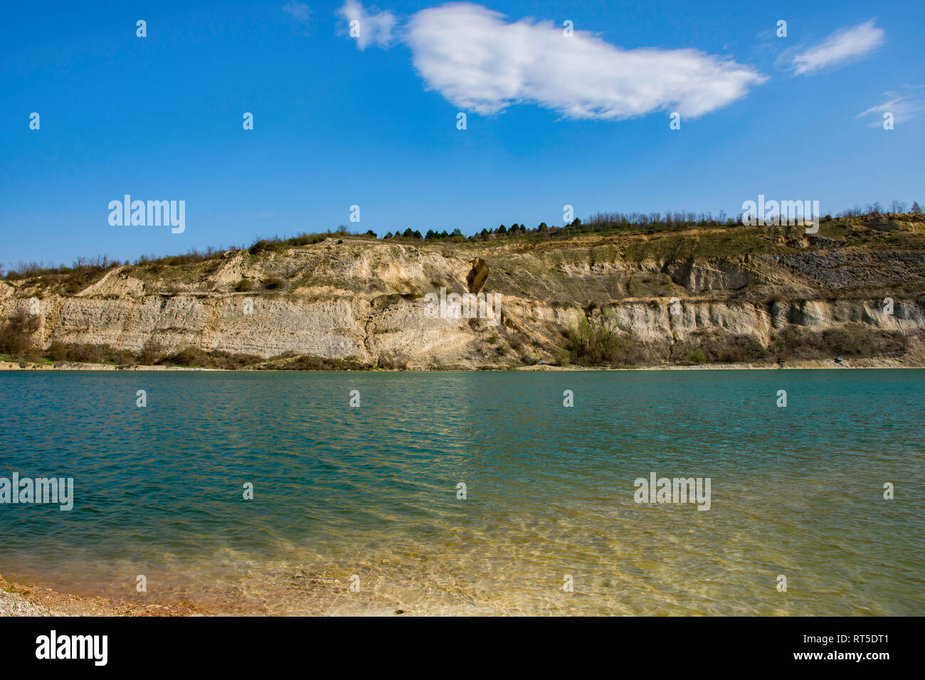 Schöner See, Ledinci Ledinacko, in der Nähe der Fruska Gora in Serbien, sehr klares Wasser, das fast eine grüne Farbe, es war einmal ein Steinbruch. Stockfoto