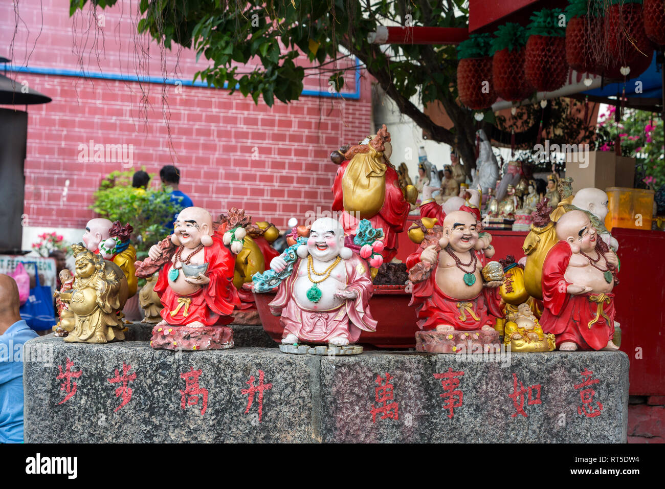 George Town, Penang, Malaysia. Budai, Happy Buddhas für den Verkauf außerhalb der Tempel der Göttin der Gnade, Kuan Yin Teng, Kong Hock Keong. Stockfoto
