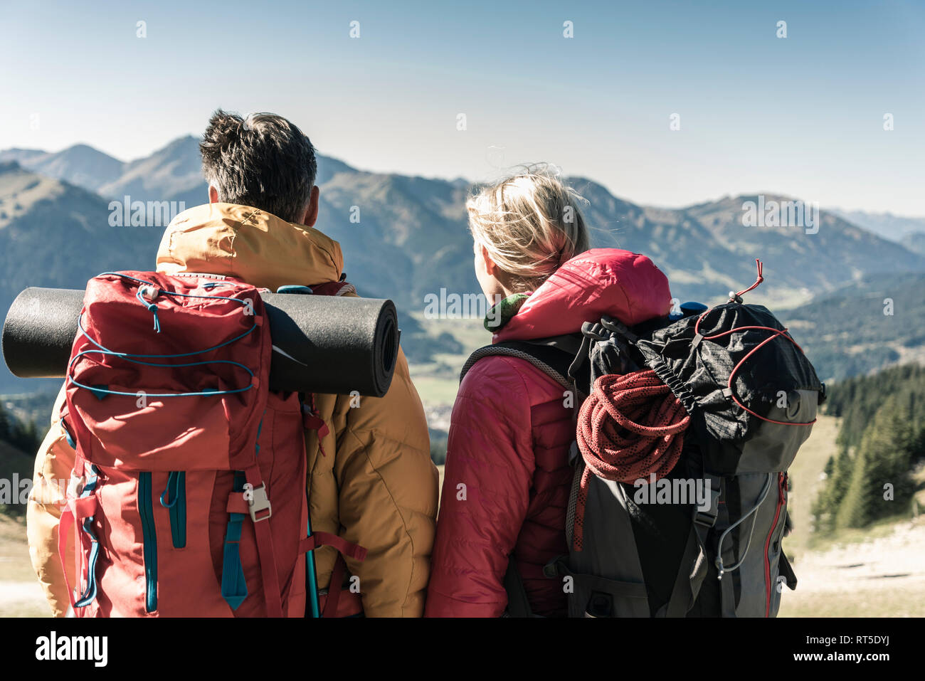 Österreich, Tirol, Rückansicht des Paares auf eine Wanderung in den Bergen die Aussicht genießen Stockfoto