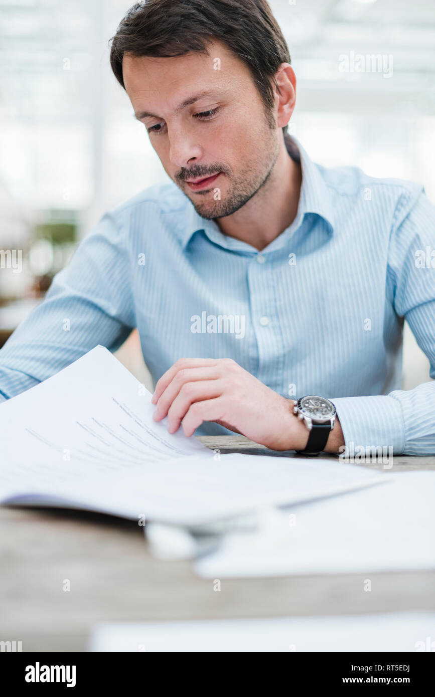 Unternehmer arbeiten im Büro, Lesen von Dokumenten Stockfoto