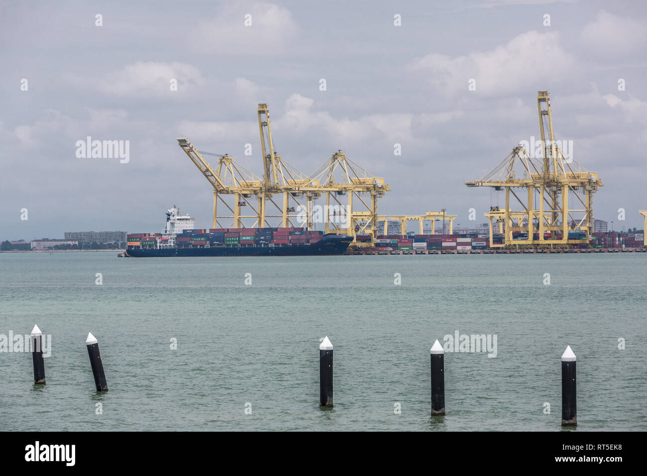 Butterworth, Penang, Malaysia. Fracht Krane in Cargo Port. Stockfoto