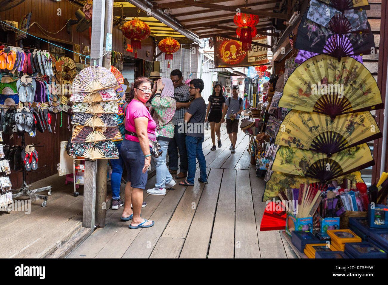 George Town, Penang, Malaysia. Souvenirläden auf Kauen Bootsanleger, eine historische chinesische Siedlung. Stockfoto