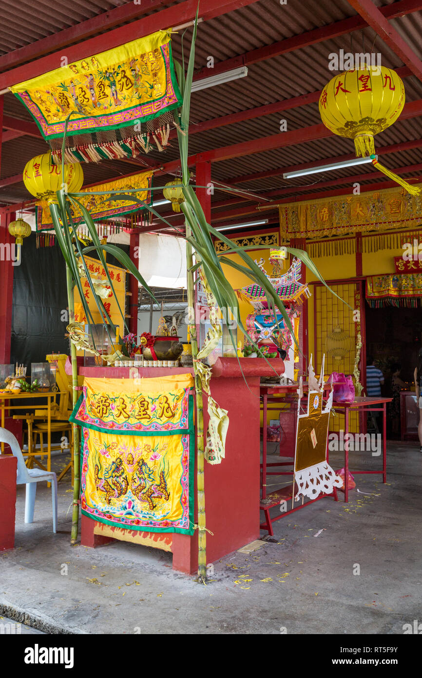 George Town, Penang, Malaysia. Schrein vor Kang Thean Kong (Tempel des Gottes Segen), Kauen Bootsanleger, eine historische chinesische Siedlung. Stockfoto