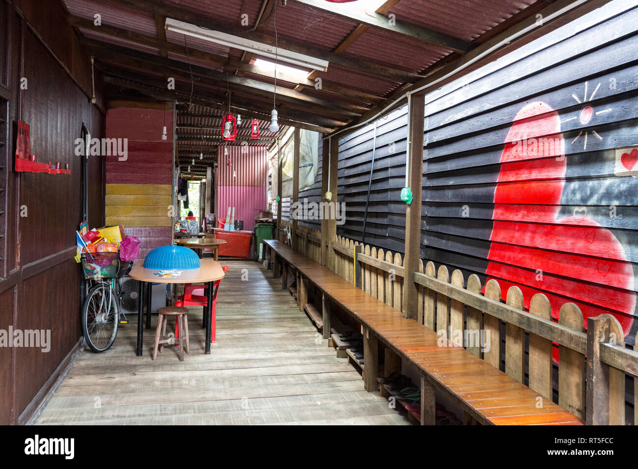 George Town, Penang, Malaysia. Eintritt in ein eigenes Haus auf Kauen Bootsanleger, eine historische chinesische Siedlung. Stockfoto