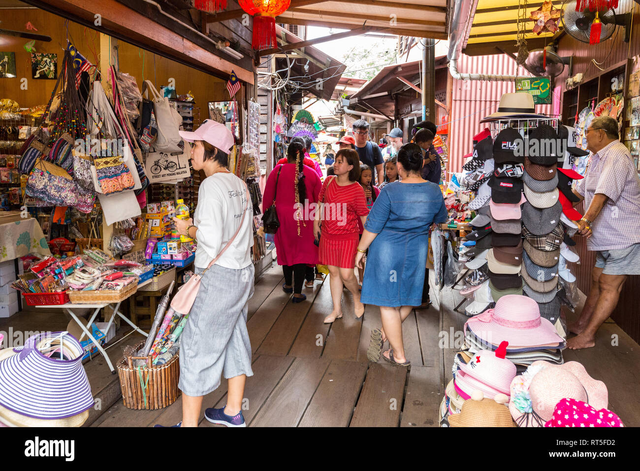 George Town, Penang, Malaysia. Besucher Souvenirstände an Kauen Bootsanleger, eine historische chinesische Siedlung. Stockfoto