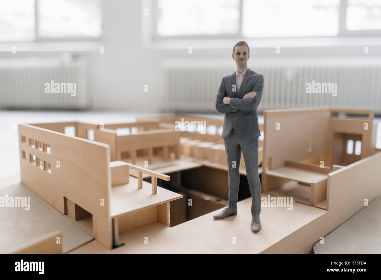 Miniatur Geschäftsmann Figur stehend in der architektonischen Modell Stockfoto