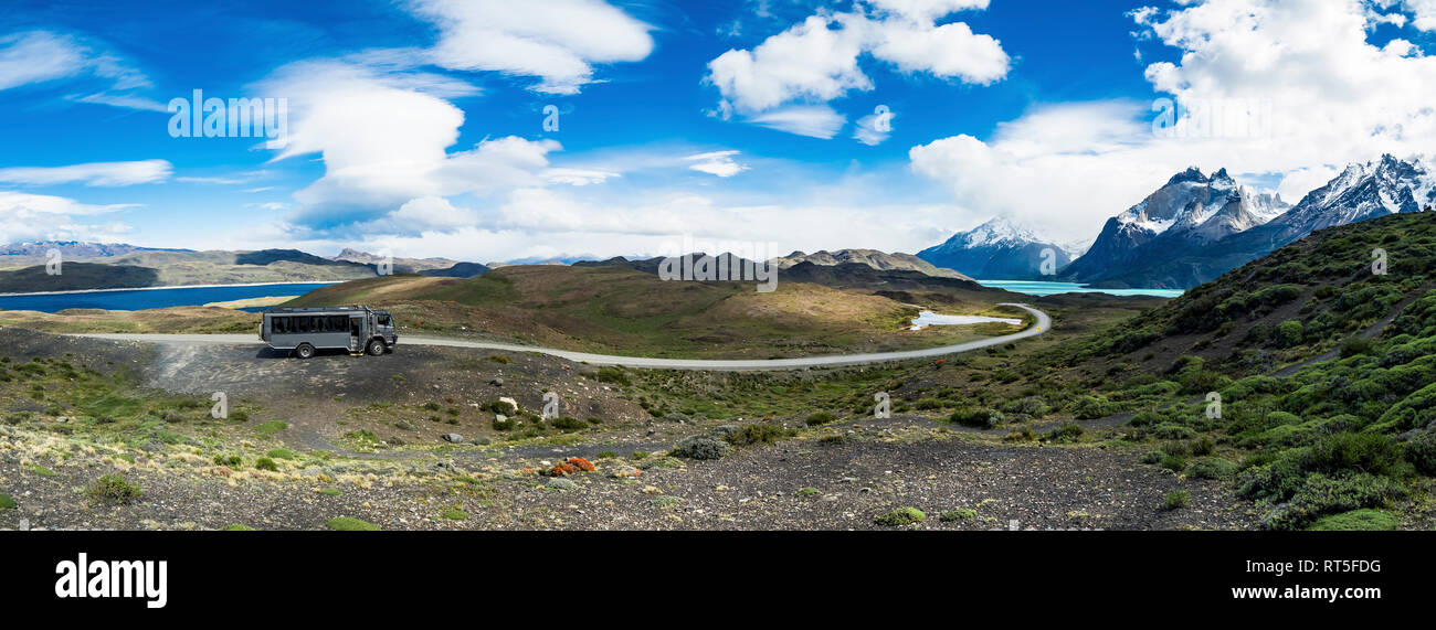 Chile, Patagonien, Torres del Paine Nationalpark, Cerro Paine Grande und Torres del Paine, Lago Nordenskjold, Bus, Panoramaaussicht Stockfoto