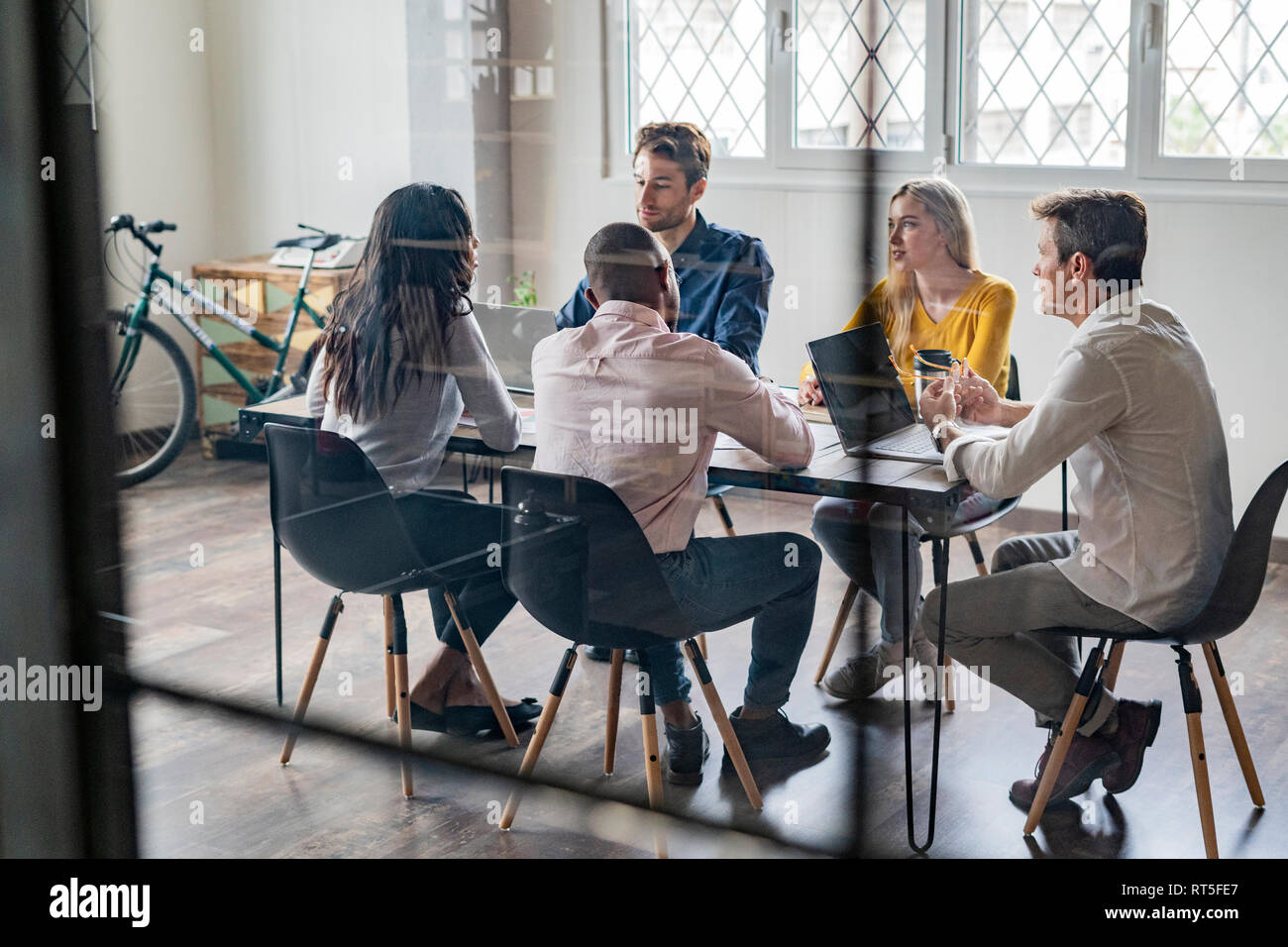 Business Team in einer Sitzung im Loft Büro Stockfoto
