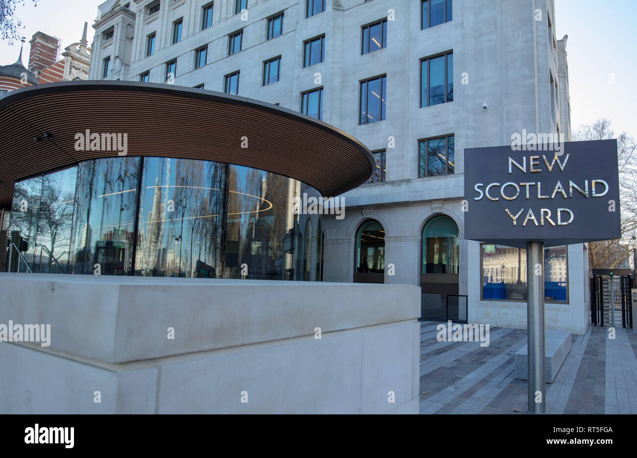 Schild von New Scotland Yard am Curtis Green Building am Victoria Embankment, London, England, Großbritannien. Stockfoto