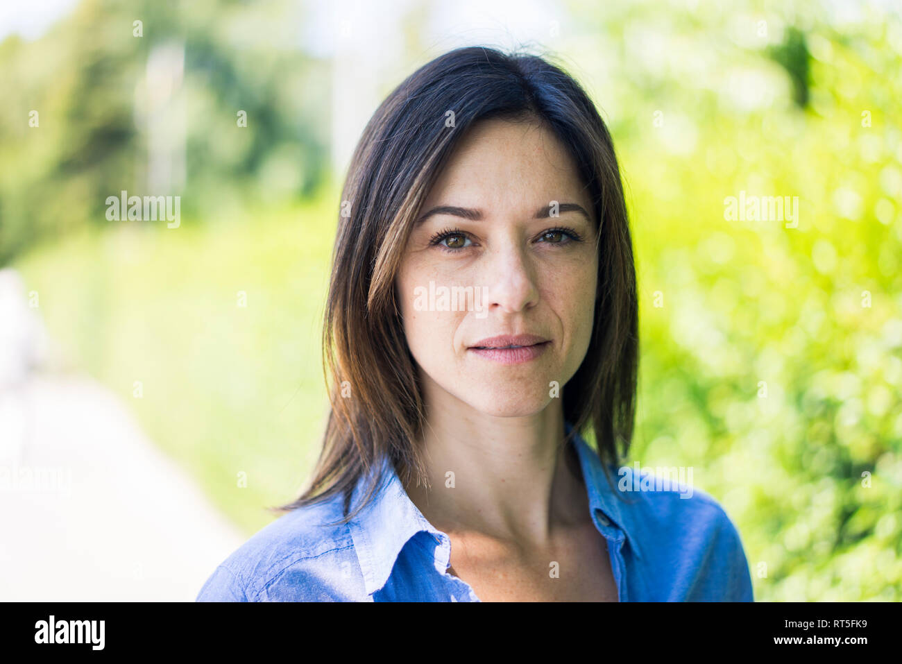 Porträt einer schönen Frau in der Natur Stockfoto