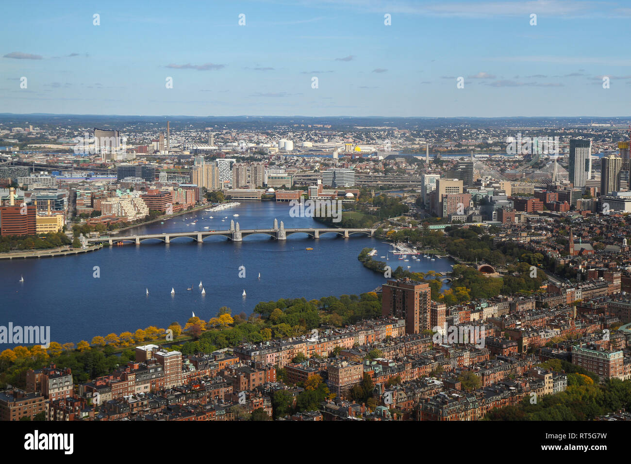 Ein Luftbild von Boston, die longfellow Bridge, den Charles River, Cambridge, und in anderen Bereichen jenseits, Massachusetts, Vereinigte Staaten von Amerika Stockfoto