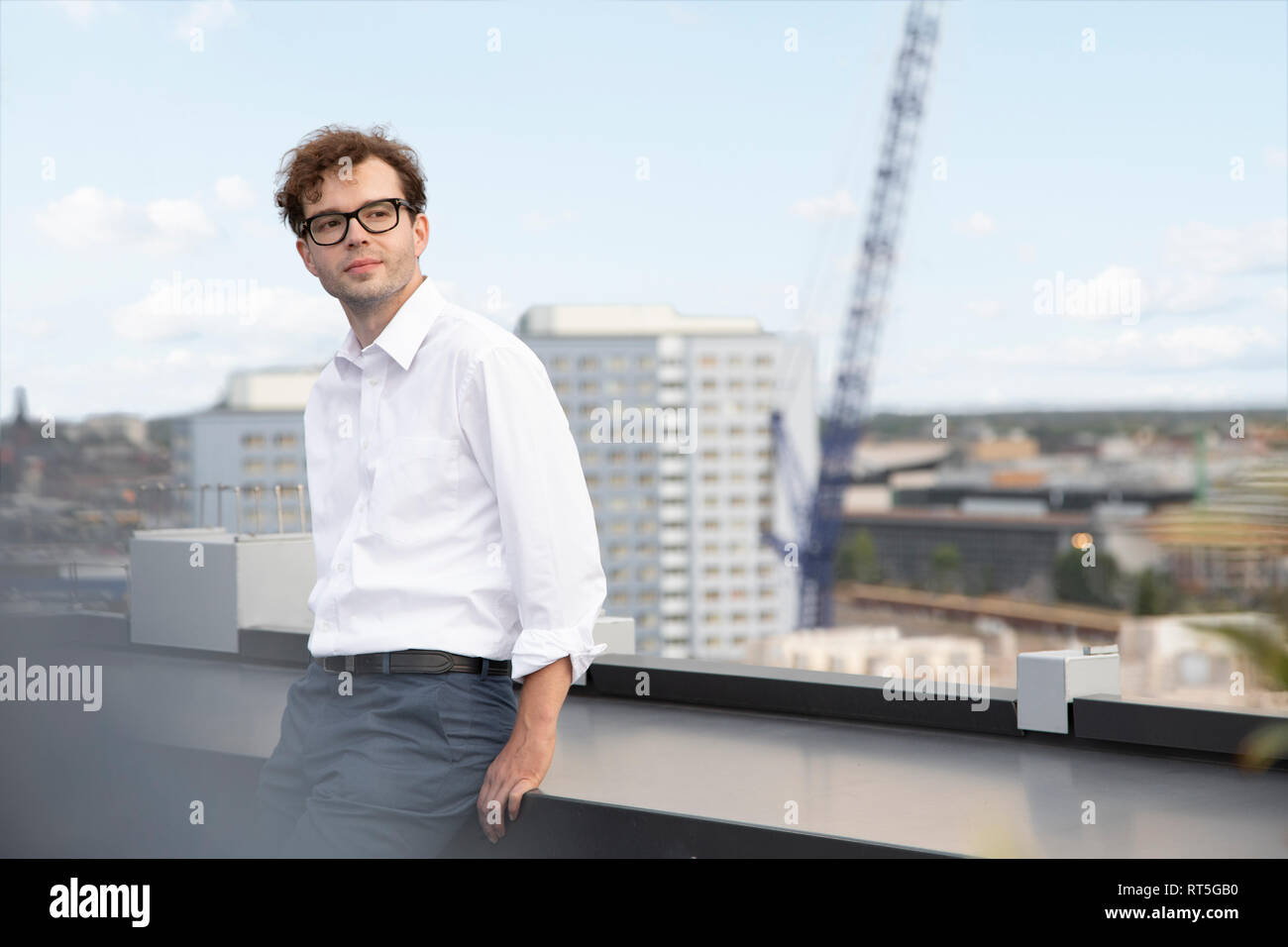 Deutschland, Berlin, Porträt Inhalt Geschäftsmann auf der Dachterrasse Stockfoto