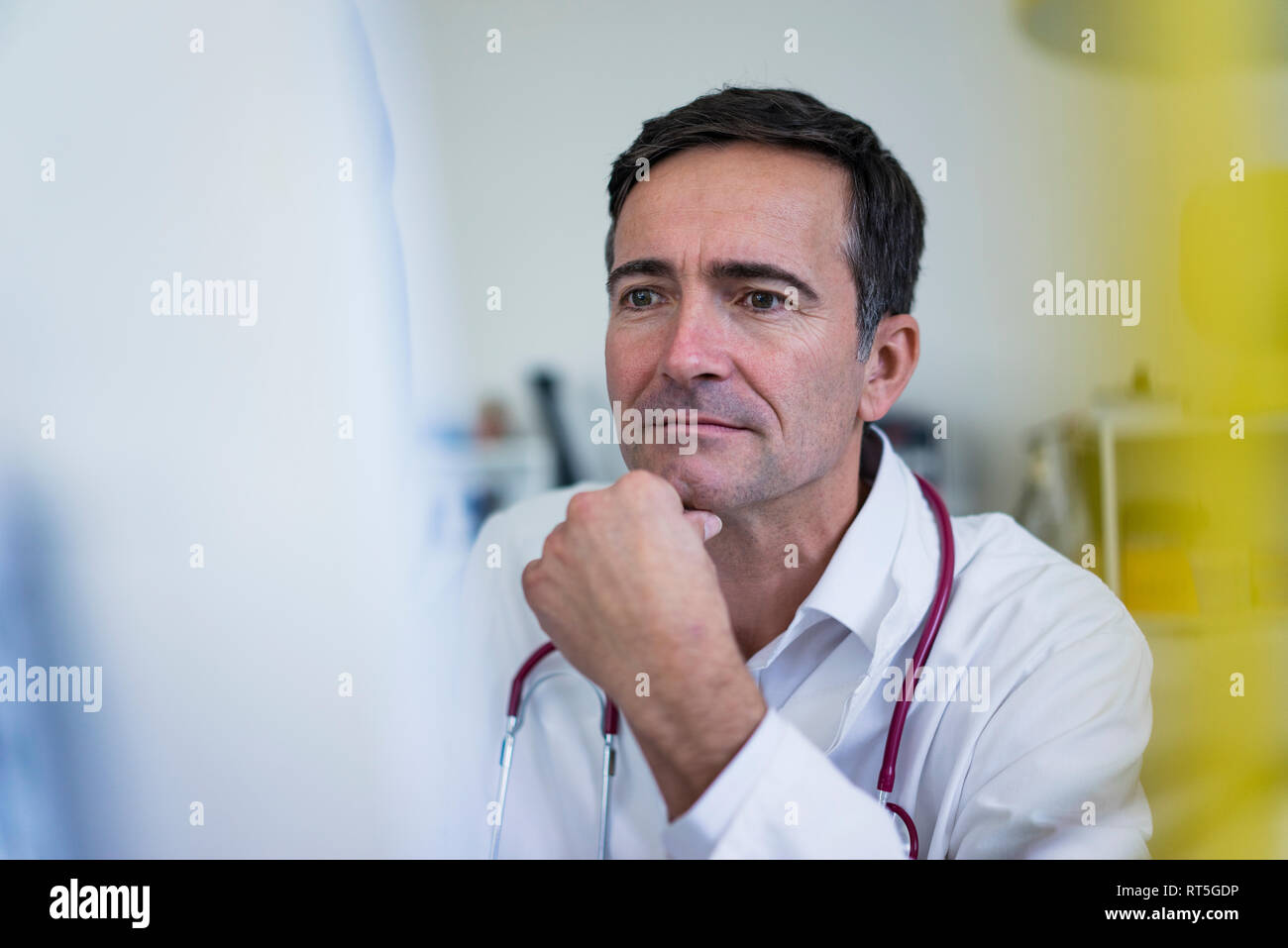 Arzt in der medizinischen Praxis auf Computer Stockfoto