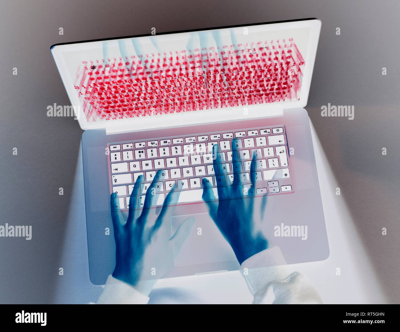Hände von Hacker coding Computer Virus auf Laptop Stockfoto