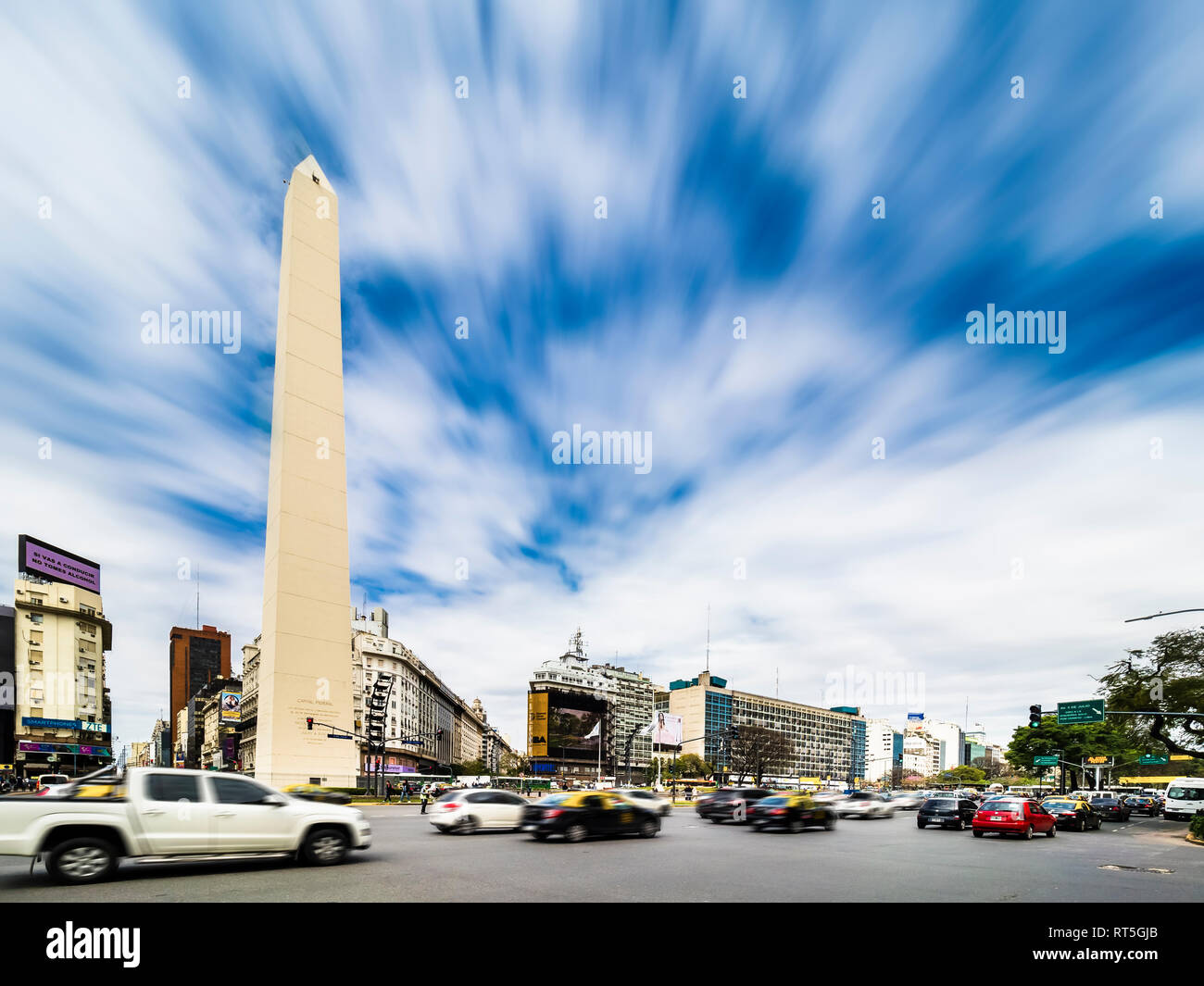 Argentinien, Buenos Aires, Alpine mit Obelisk und starkem Verkehr, der Avenida 9 de Julio an der Plaza de La Republica Stockfoto