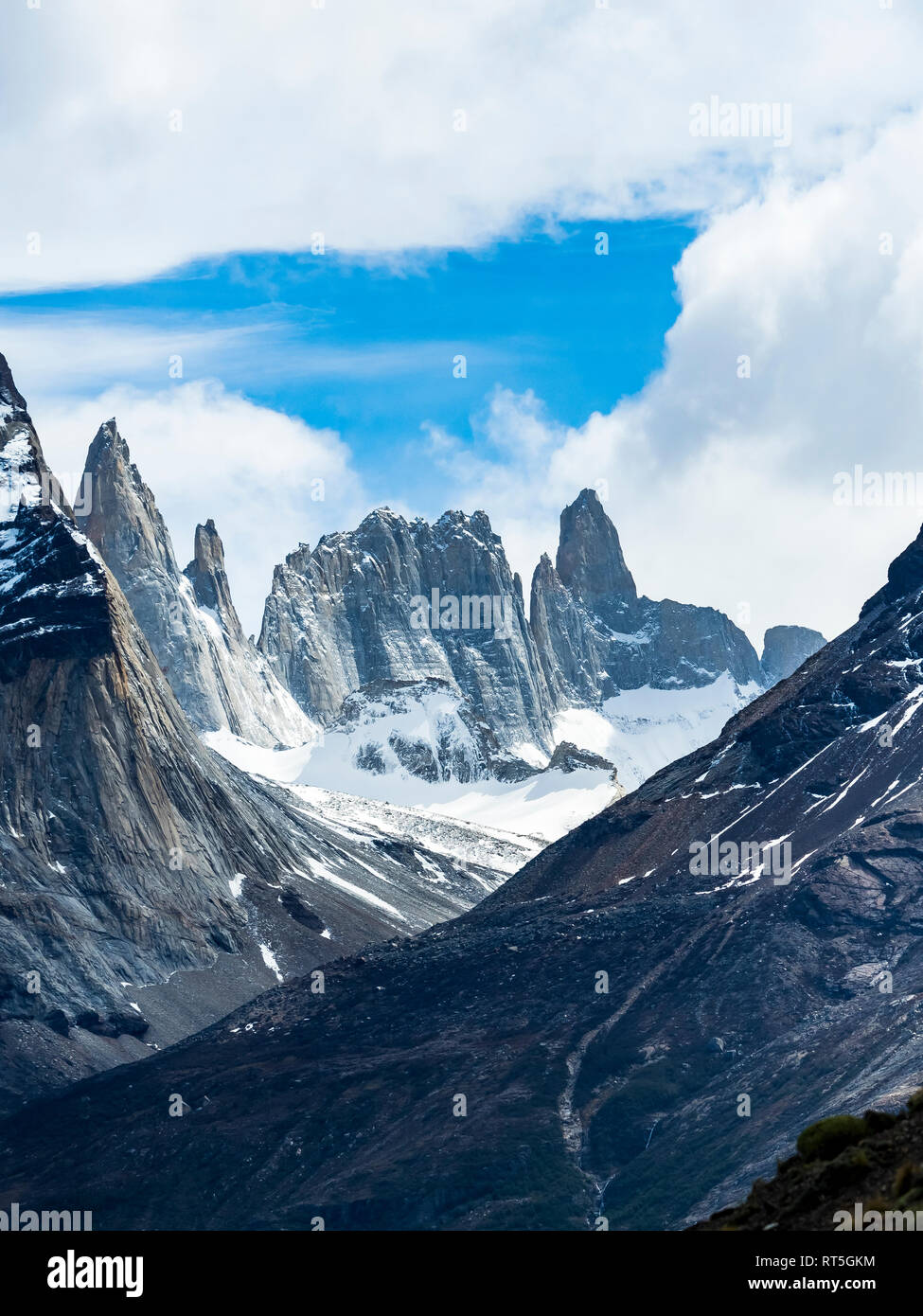 Chile, Patagonien, Torres del Paine Nationalpark, Cerro Paine Grande und Torres del Paine Stockfoto