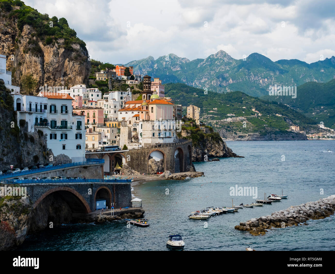 Italien, Amalfi, Blick auf die Küste von Amalfi mit der historischen Altstadt von Amalfi Stockfoto