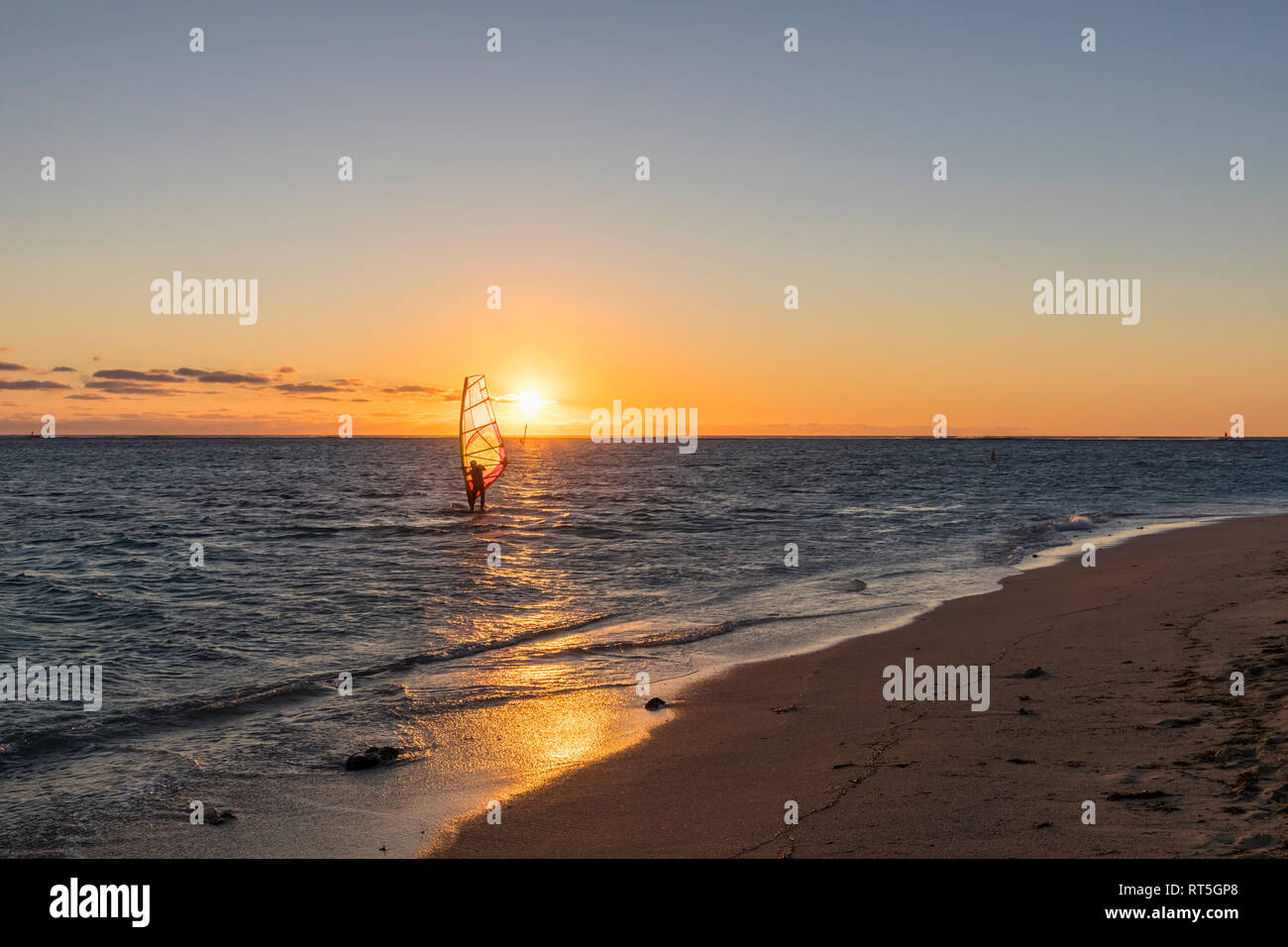Mauritius, Le Morne, Indischer Ozean, Segeln Boarder bei Sonnenuntergang Stockfoto