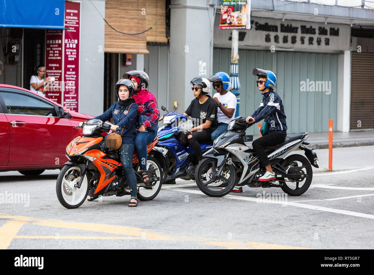 George Town, Penang, Malaysia. Junge Menschen auf dem Motorrad. Stockfoto