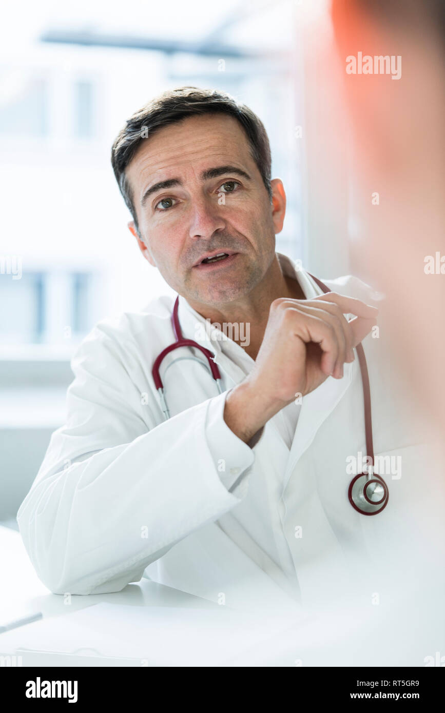 Arzt In Der Nähe Von Meinem Standort Arzt spricht mit der medizinischen praxis des patienten -Fotos und