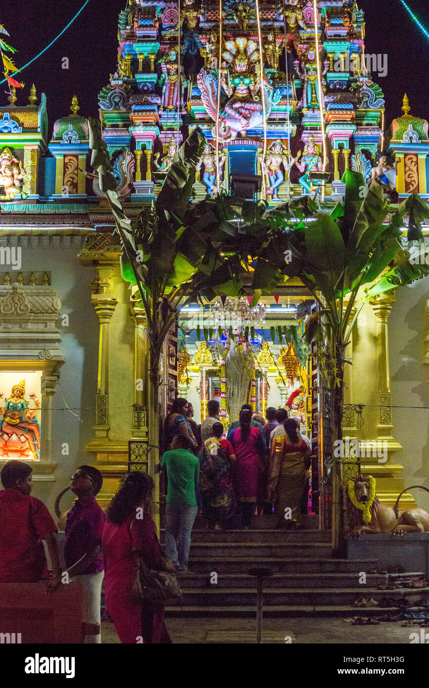 Hindu Anbeter in Sri Maha Mariamman Tempel während Navarathri Feiern, Georgetown, Penang, Malaysia. Stockfoto