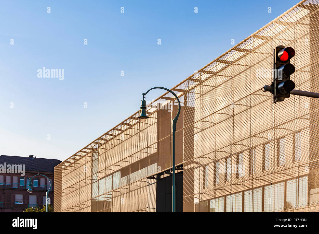 Deutschland, Mannheim, Teil der Fassade des neuen integrierten Kunstgalerie mit Straßenlaterne und rotes Licht im Vordergrund. Stockfoto