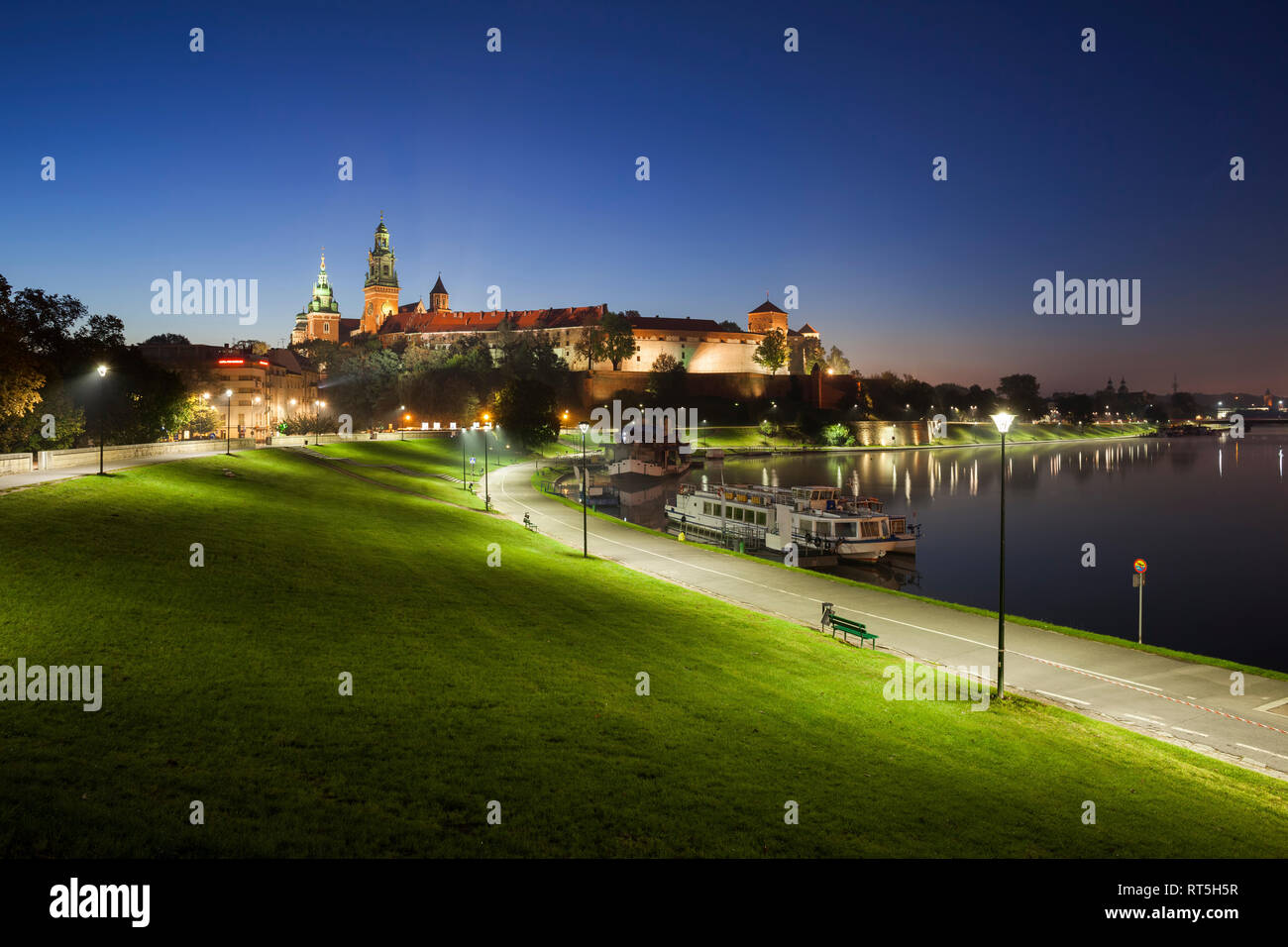 Polen, Krakau, Schloss Wawel, ruhigen Abend an der Weichsel Waterfront Stockfoto