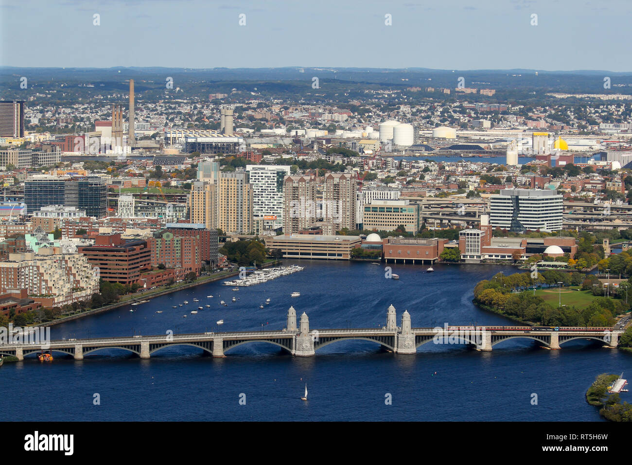 Eine Luftaufnahme der Longfellow Bridge über den Charles River, Boston und Cambridge, Massachusetts, United States Stockfoto