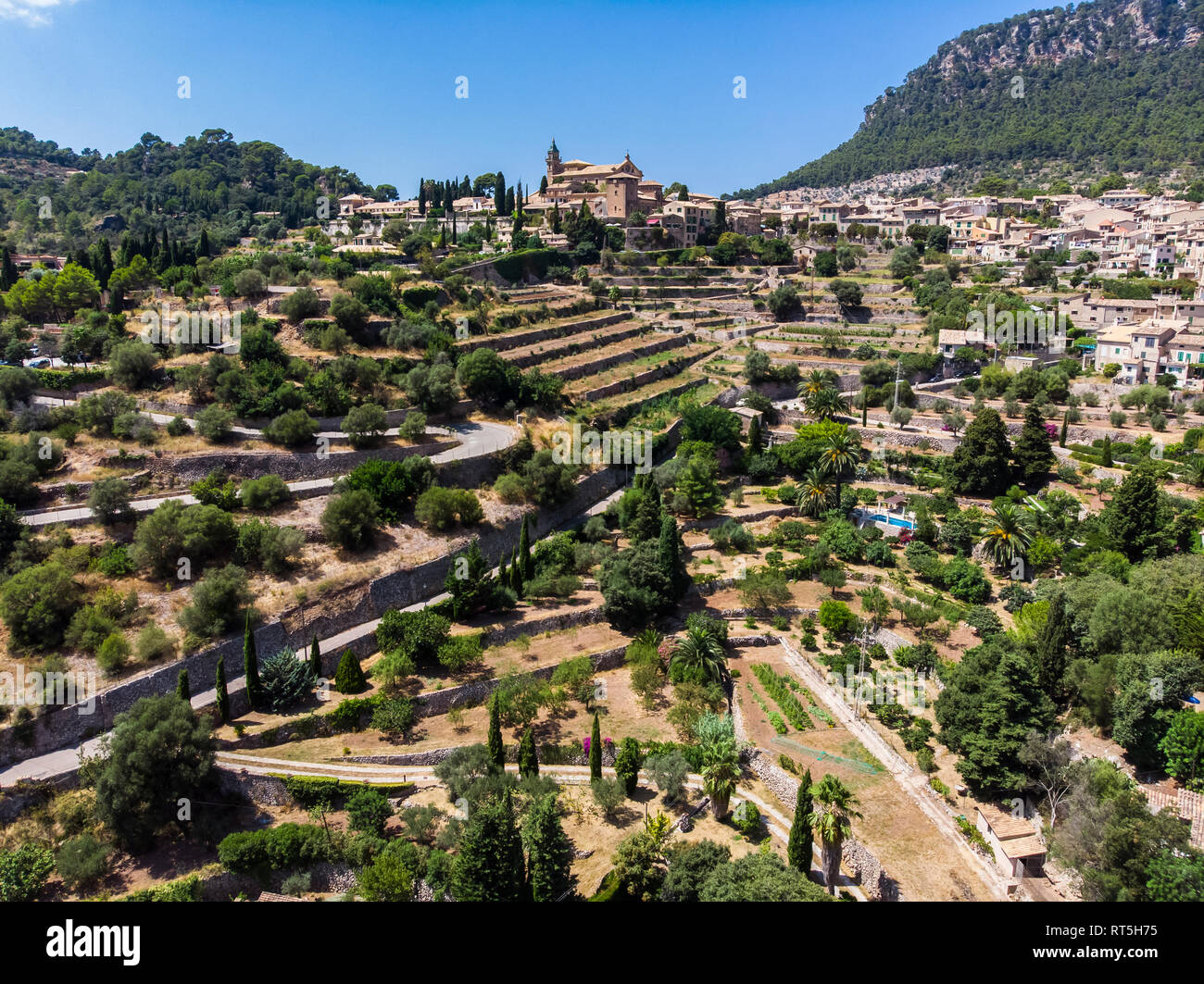 Spanien, Balearen, Mallorca, Valldemossa, Pfarrkirche Sant Baromeu und Cartuja de Valldemossa Stockfoto