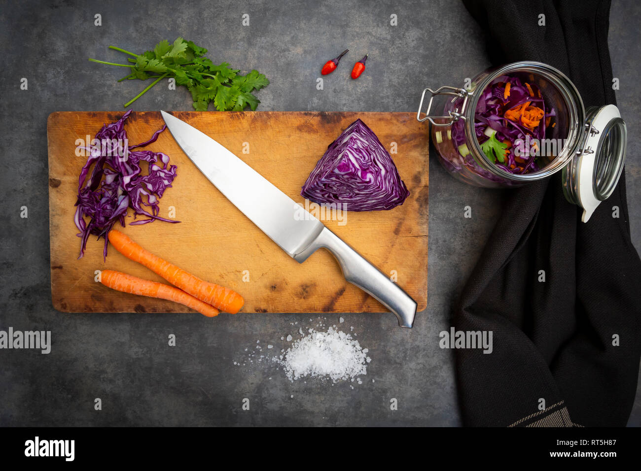 Vorbereitung von hausgemachtem Rotkohl, fermentiert, mit Chili, Karotte und Koriander Stockfoto