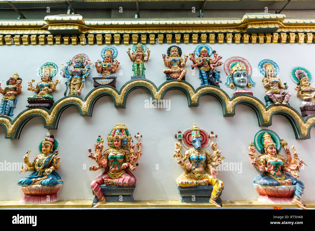Hinduistische Gottheiten auf der Außenwand des Tempels Sri Maha Mariamman, Georgetown, Penang, Malaysia. Stockfoto