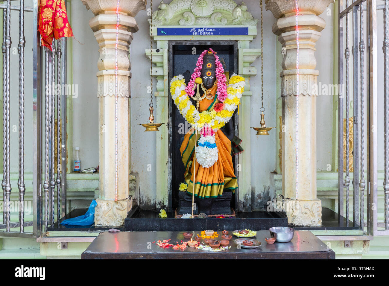 Hinduistische Göttin Durga und Angebote, Sri Maha Mariamman Tempel, Georgetown, Penang, Malaysia. Stockfoto