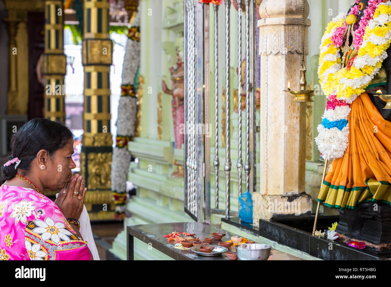 Betende Frau im Tempel der hinduistischen Göttin Durga, Sri Maha Mariamman Tempel, Georgetown, Penang, Malaysia. Stockfoto