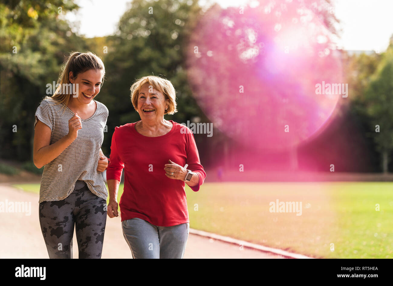 Enkelin und Oma Spaß, Joggen im Park Stockfoto