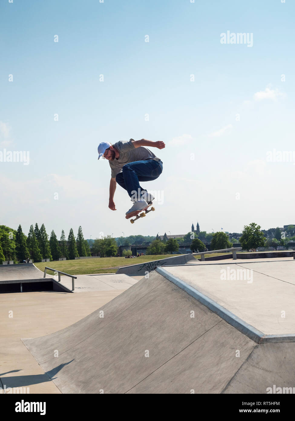 Junger Mann Eislaufen in Skate Park Stockfoto