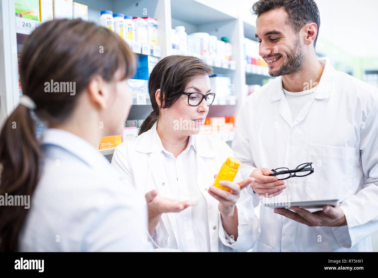 Zwei Apotheker beraten Kunden in der Pharmazie Stockfoto