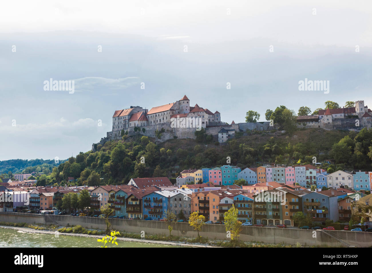 Deutschland, Bayern, Burghausen, Altstadt mit Burg zu Burghausen, Salzach Stockfoto