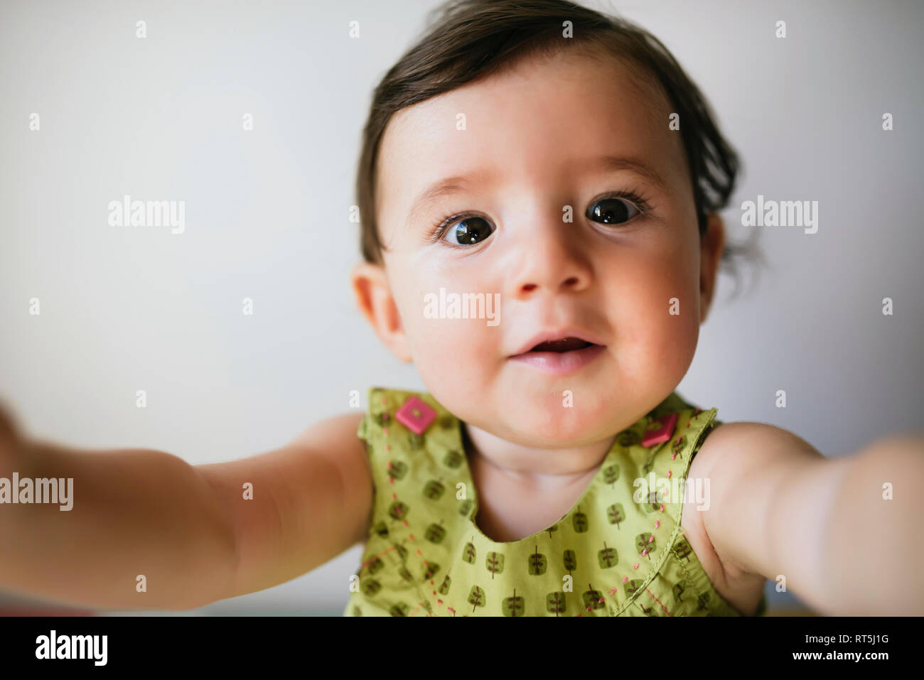 Portrait von baby girl das Dehnen Sie Ihre Arme auf weißem Hintergrund Stockfoto