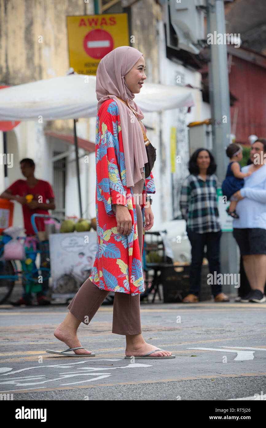 Malaysische Frau in typischen Kleid mit Schal, Georgetown, Penang, Malaysia Stockfoto