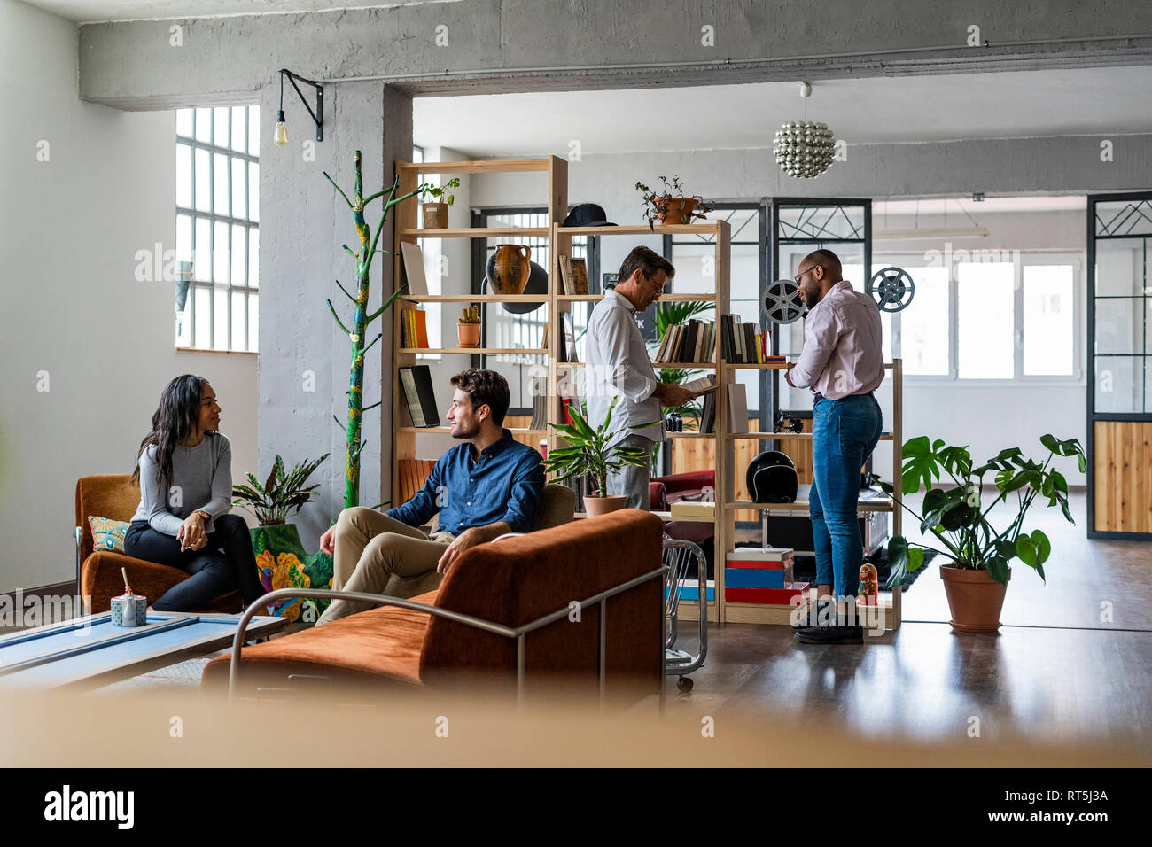 Business Team in einem informellen Treffen in loft Büro Stockfoto