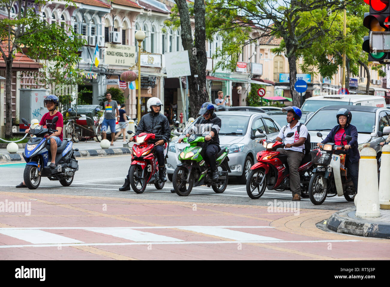Motorräder im Straßenverkehr, Georgetown, Penang, Malaysia Stockfoto
