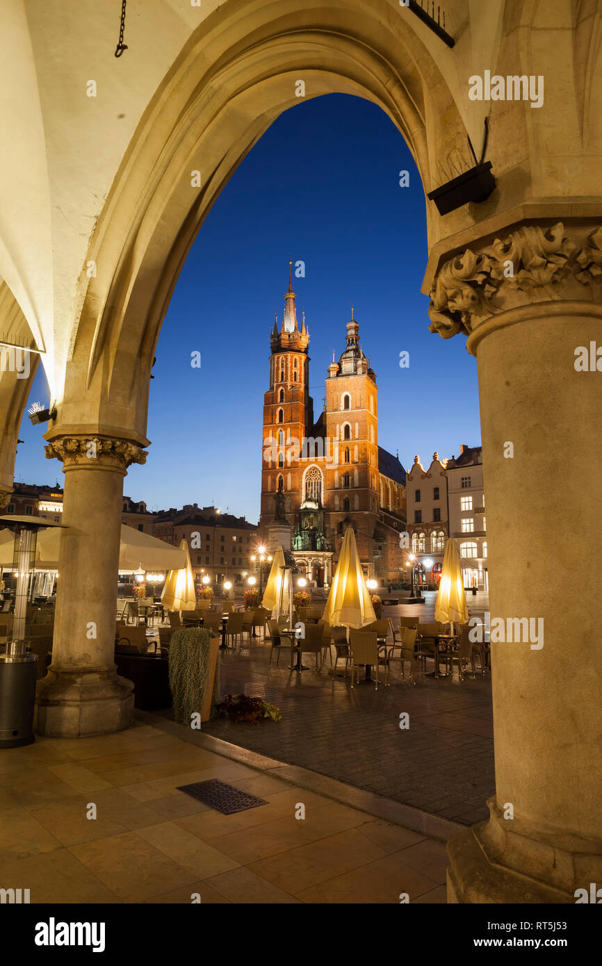 Polen, Krakau, Stadt bei Nacht, Blick auf die St. Mary's Church aus dem Laubengang des Coth Halle in der Altstadt Stockfoto