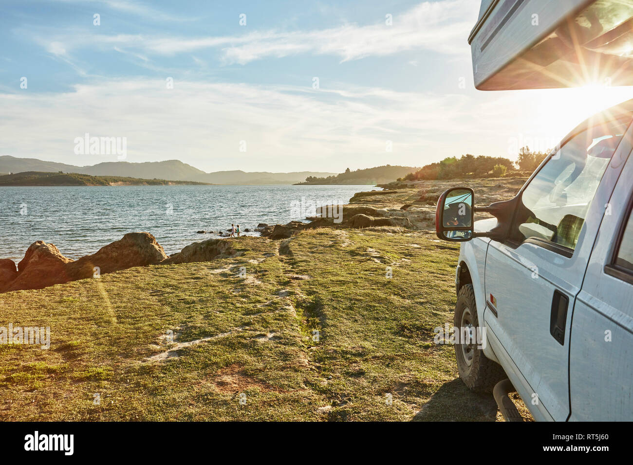 Chile, Talca, Rio Maule, Camper am See mit zwei Jungen an das Wasser im Hintergrund Stockfoto