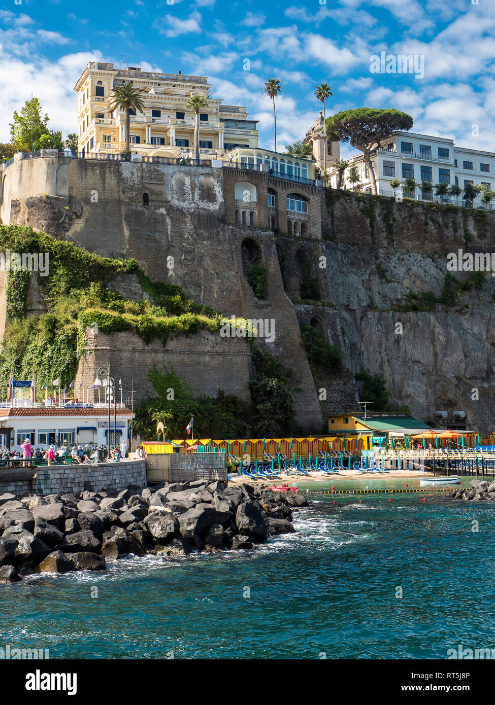 Italien, Kampanien, Sorrent, Klippe Küste und Hotels Stockfoto