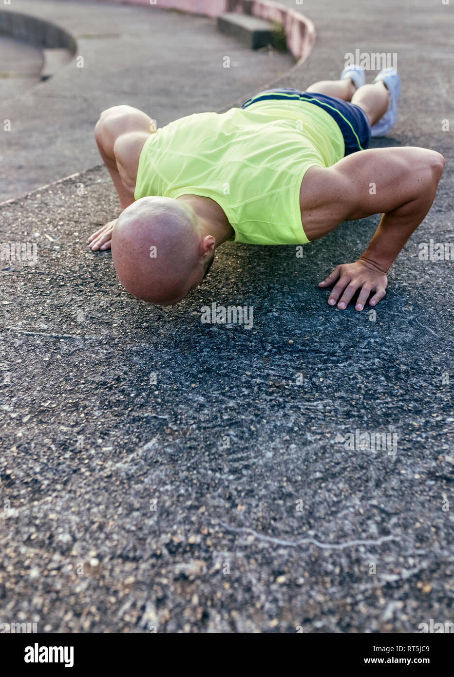 Muskulöse Mann tun Push-ups im Freien Stockfoto
