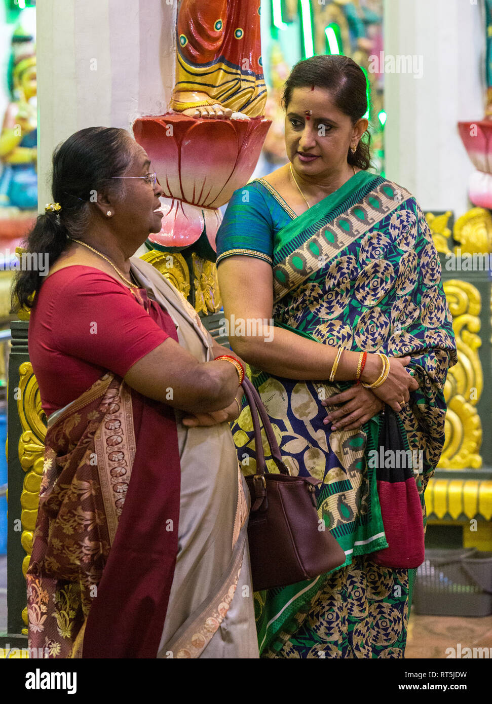 Hindu Tempel, Sri Maha Mariamman, zwei Frauen mittleren Alters sprechen, Georgetown, Penang, Malaysia. Stockfoto