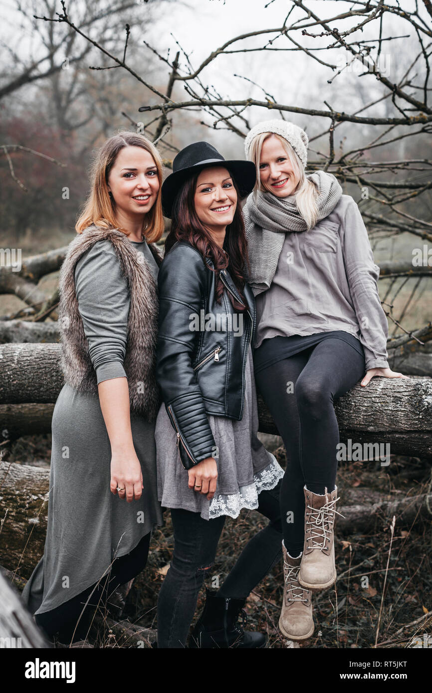 Gruppenbild der drei Freunde in der herbstlichen Natur Stockfoto