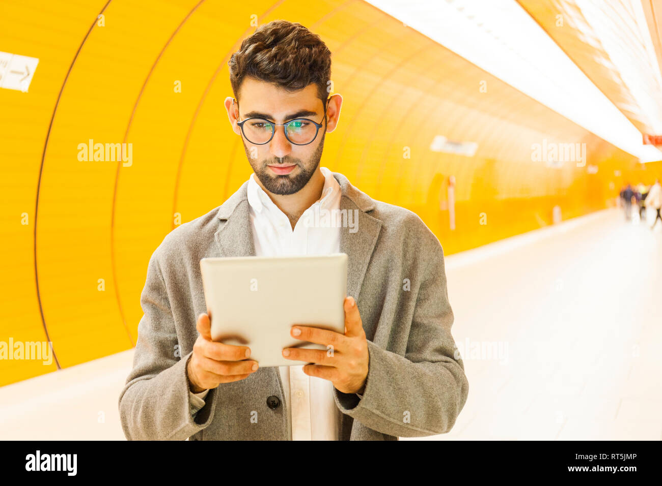 Deutschland, München, Portrait der junge Unternehmer mit digitalen Tablet am U-Bahnhof Stockfoto