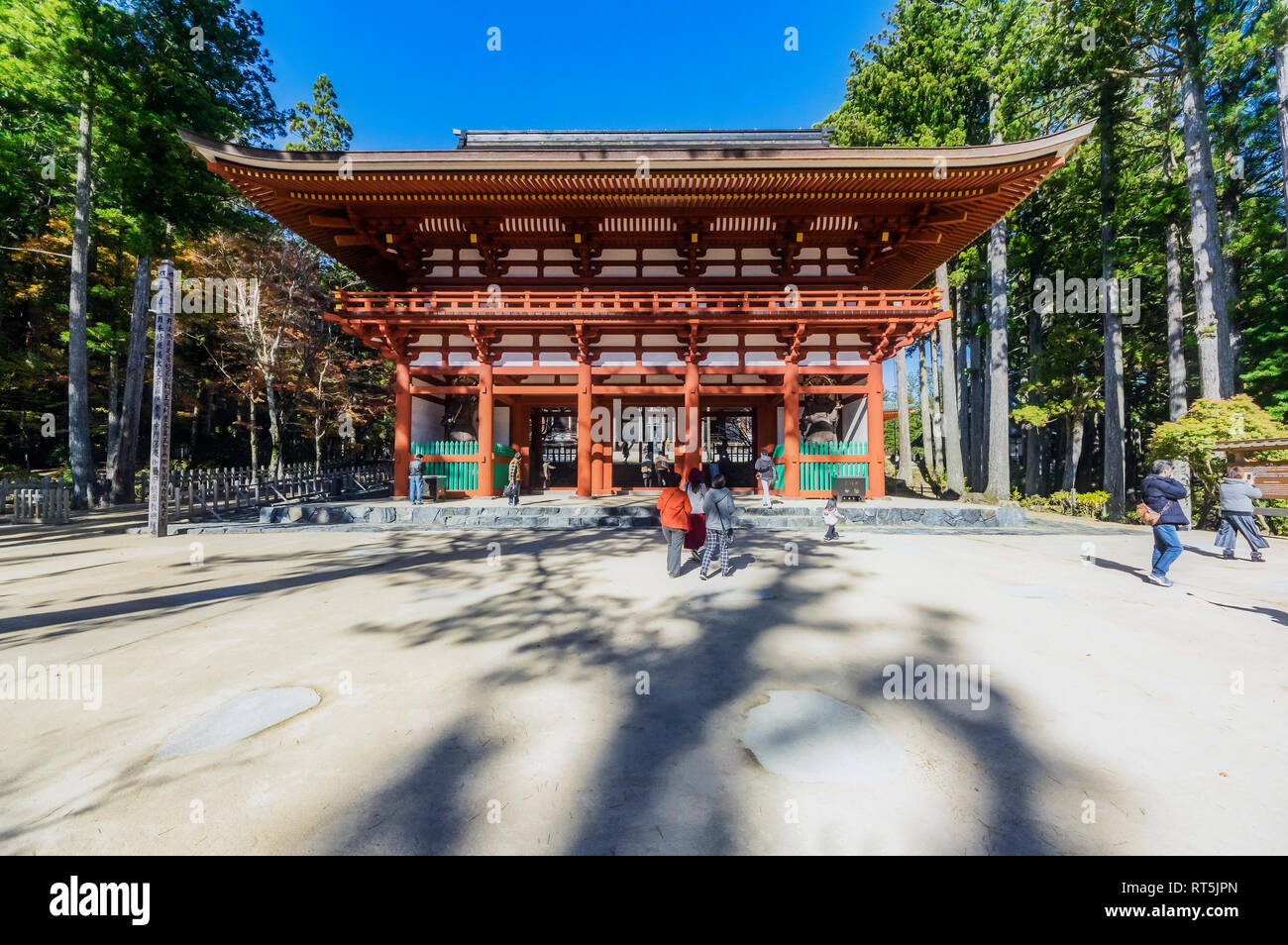 Japan, Koya-san, Menschen im Tempel Gebäude Stockfoto